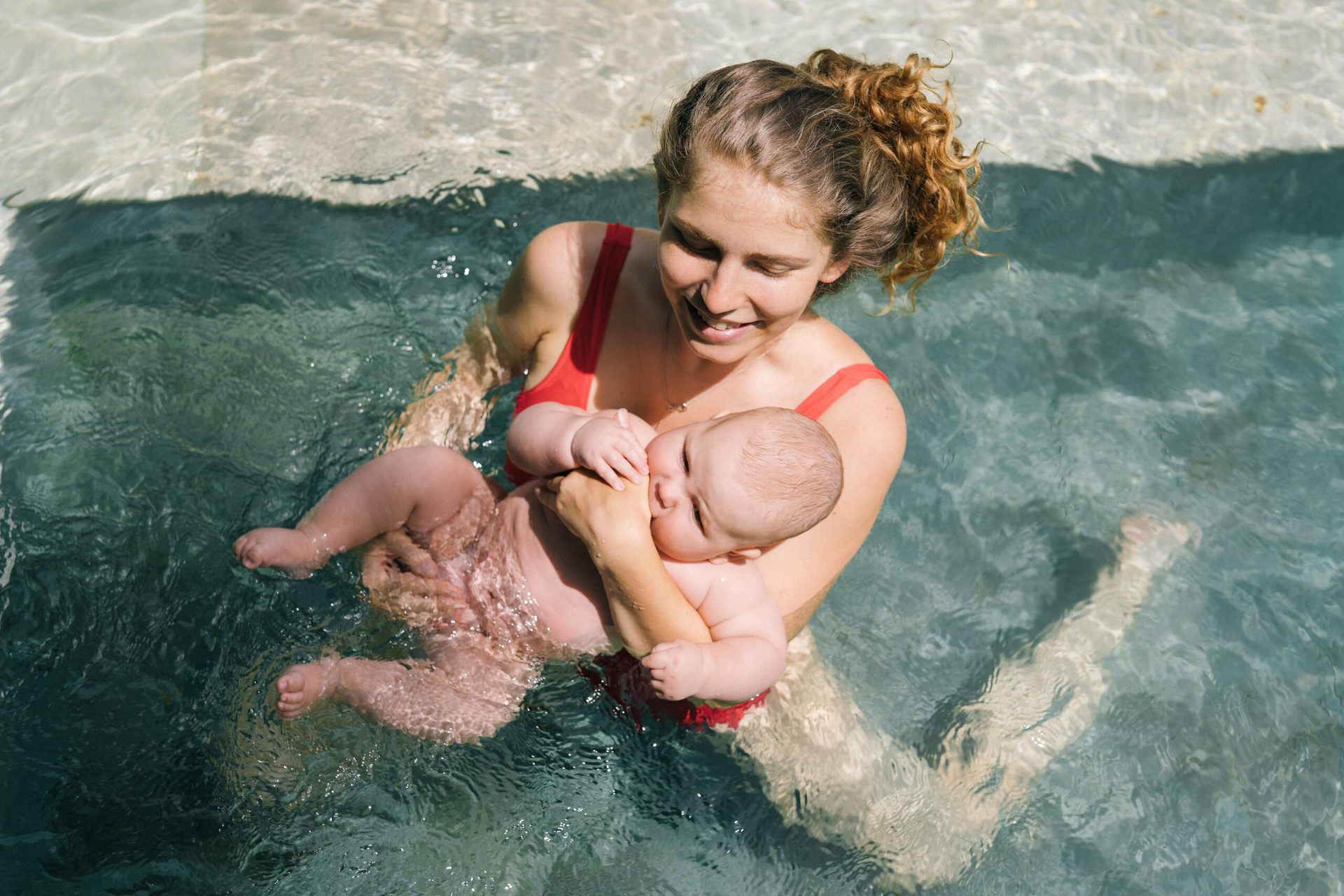 mère et bébé dans l'eau